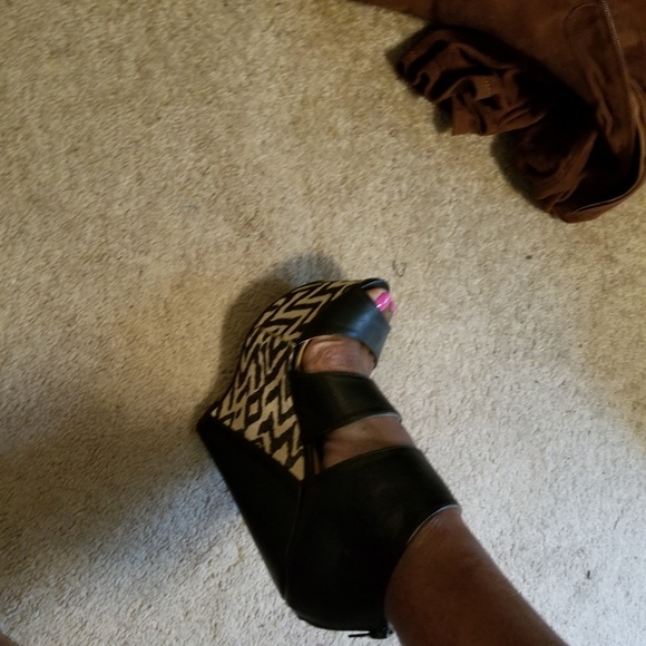 Printed Wedge Sandals - Picture 5 of 6